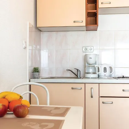 Nice Apartment In Podaca With Wifi *